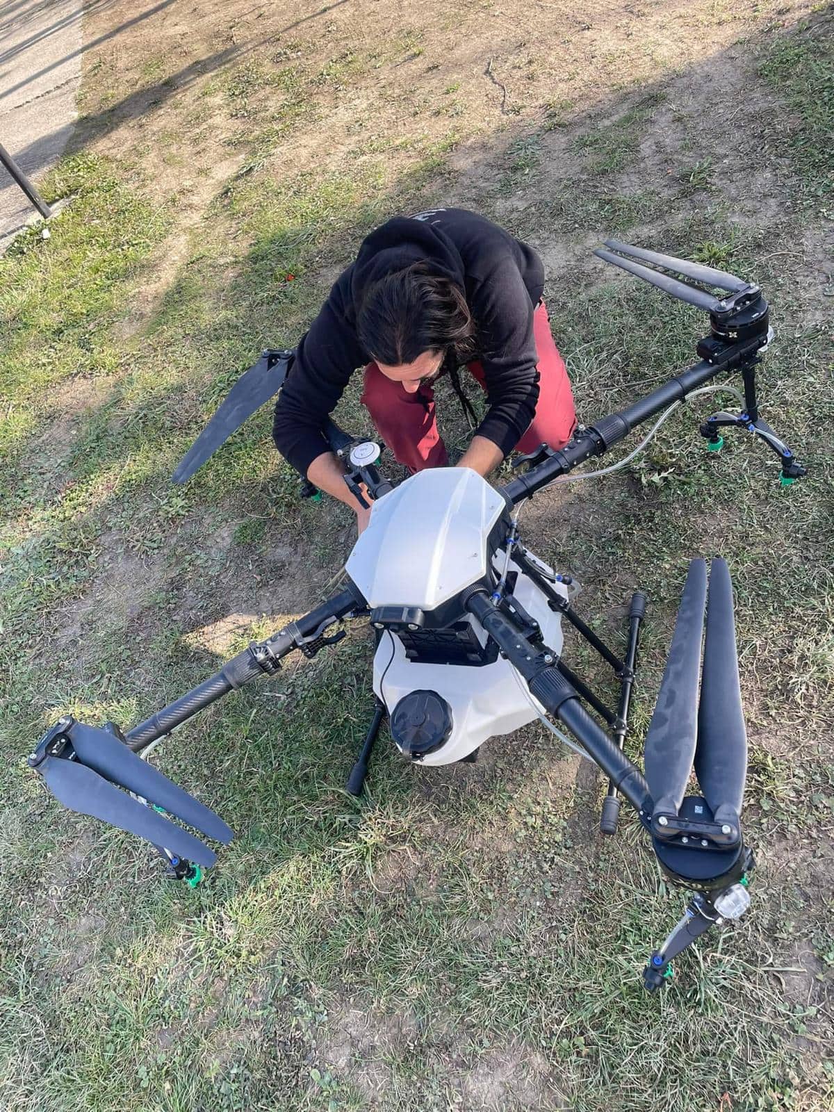 Drone agricolo con serbatoio preparato in campo