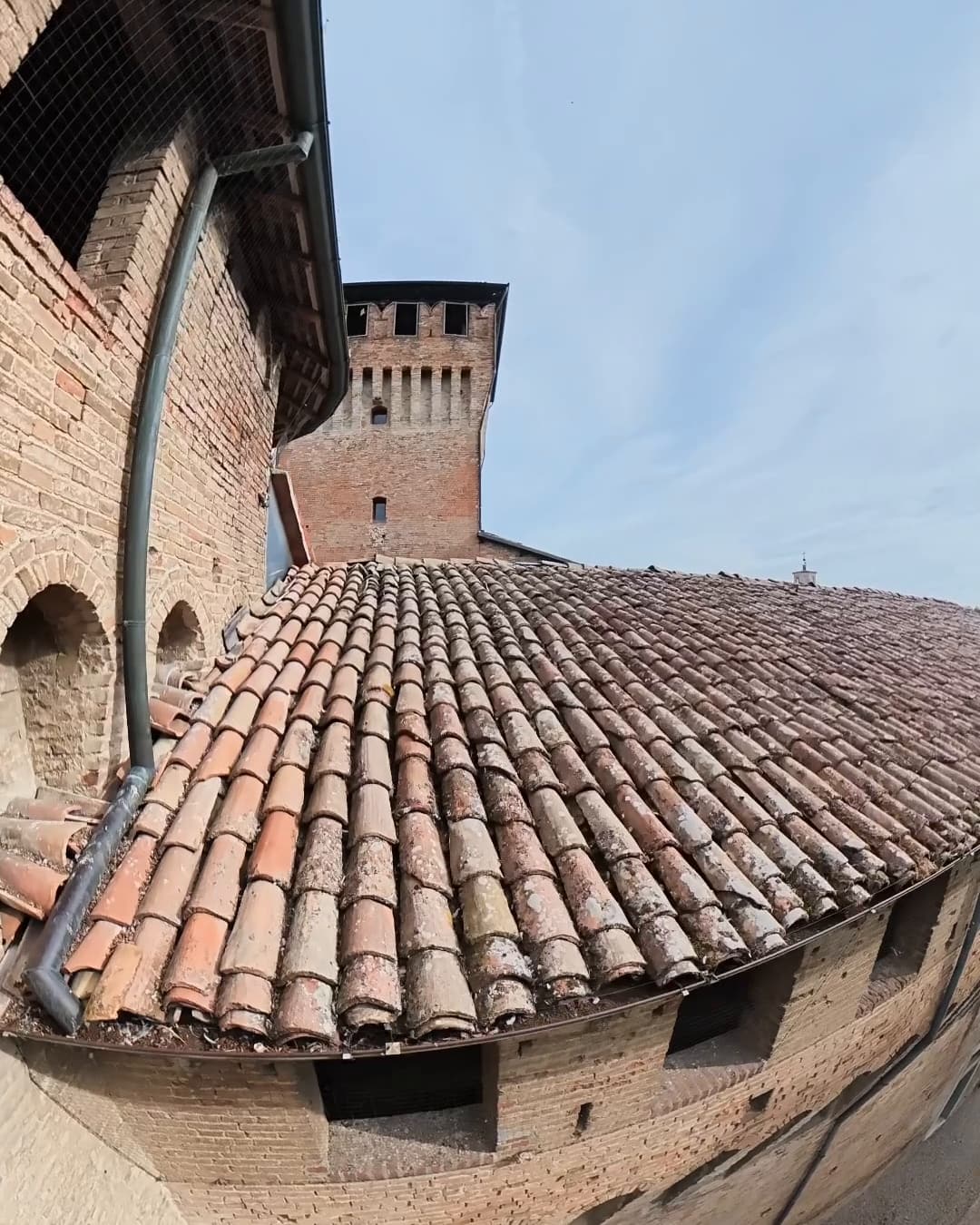 Ispezione con drone delle coperture in coppi di un castello