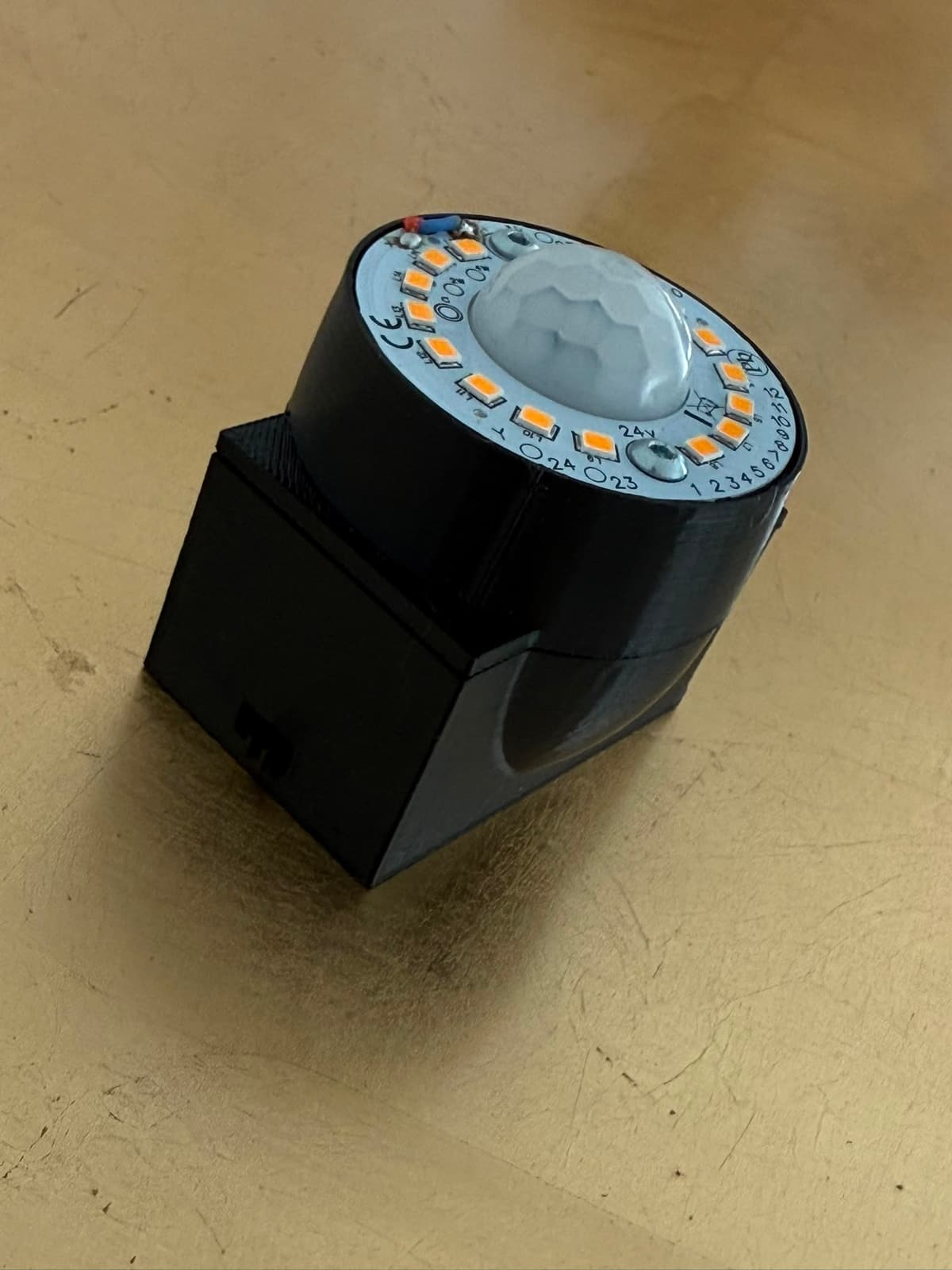 Prototipo di dispositivo elettronico con sensore e anello LED