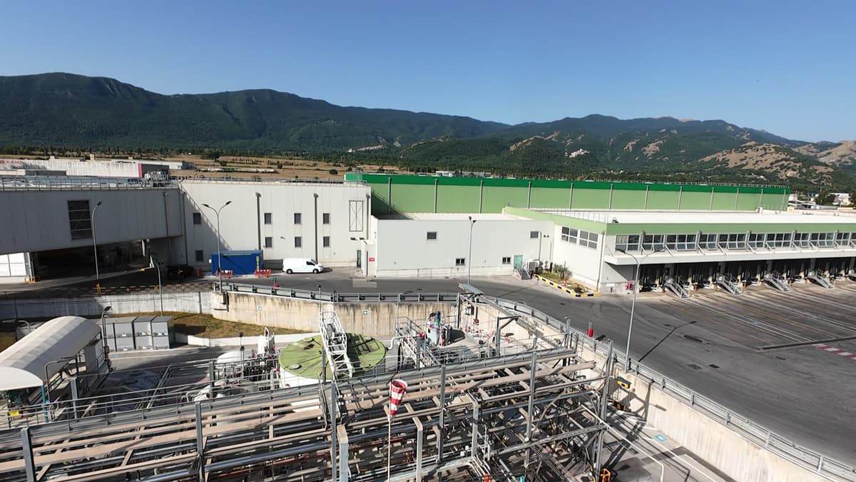 Ripresa da drone di uno stabilimento e del piazzale di carico