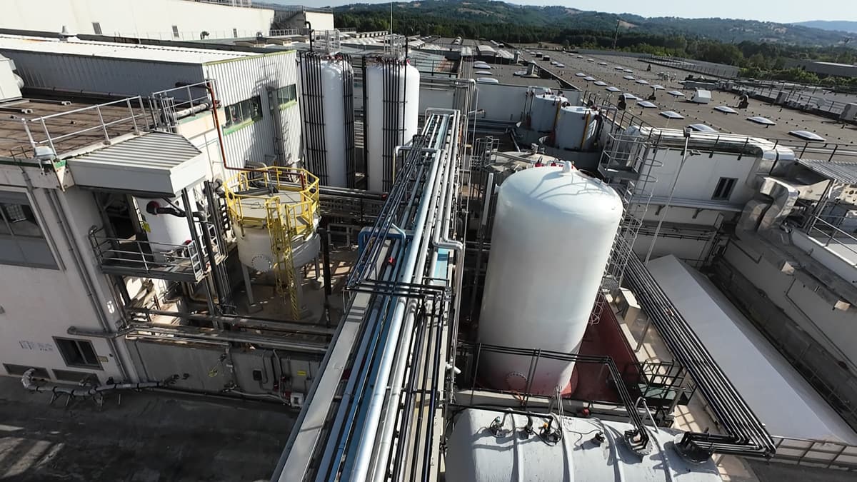 Silos e impianti industriali ripresi da drone