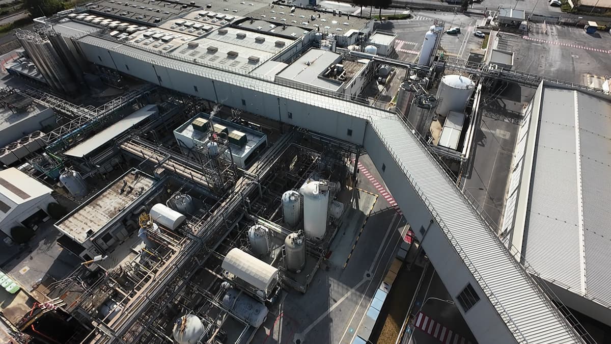 Veduta aerea da drone di un complesso industriale
