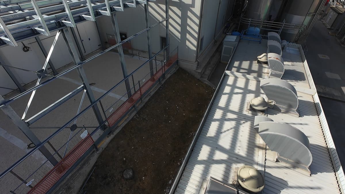 Ripresa da drone di una copertura industriale
