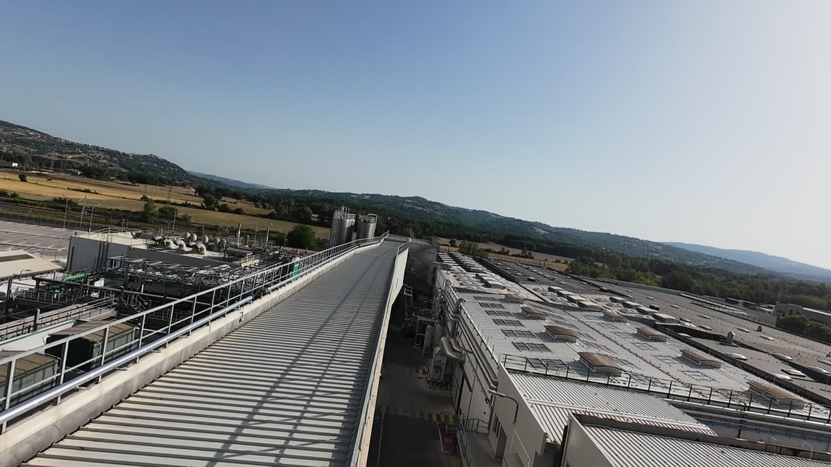 Ispezione con drone delle coperture di uno stabilimento