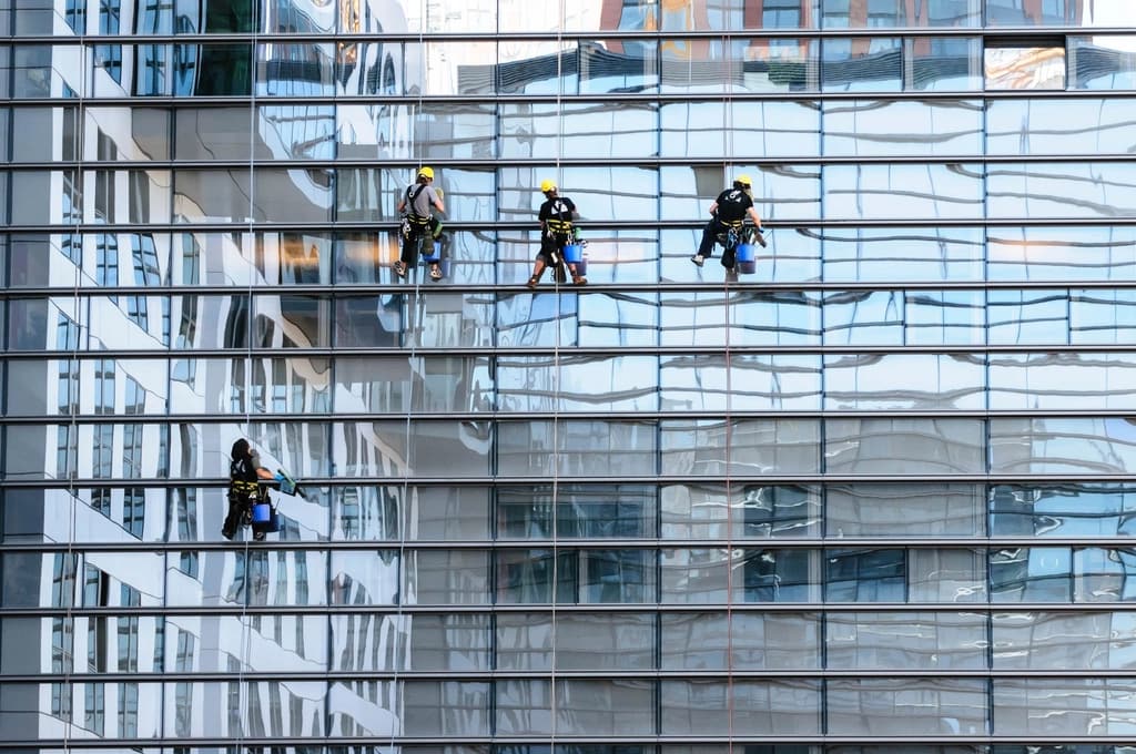 Pulizia delle vetrate di un edificio