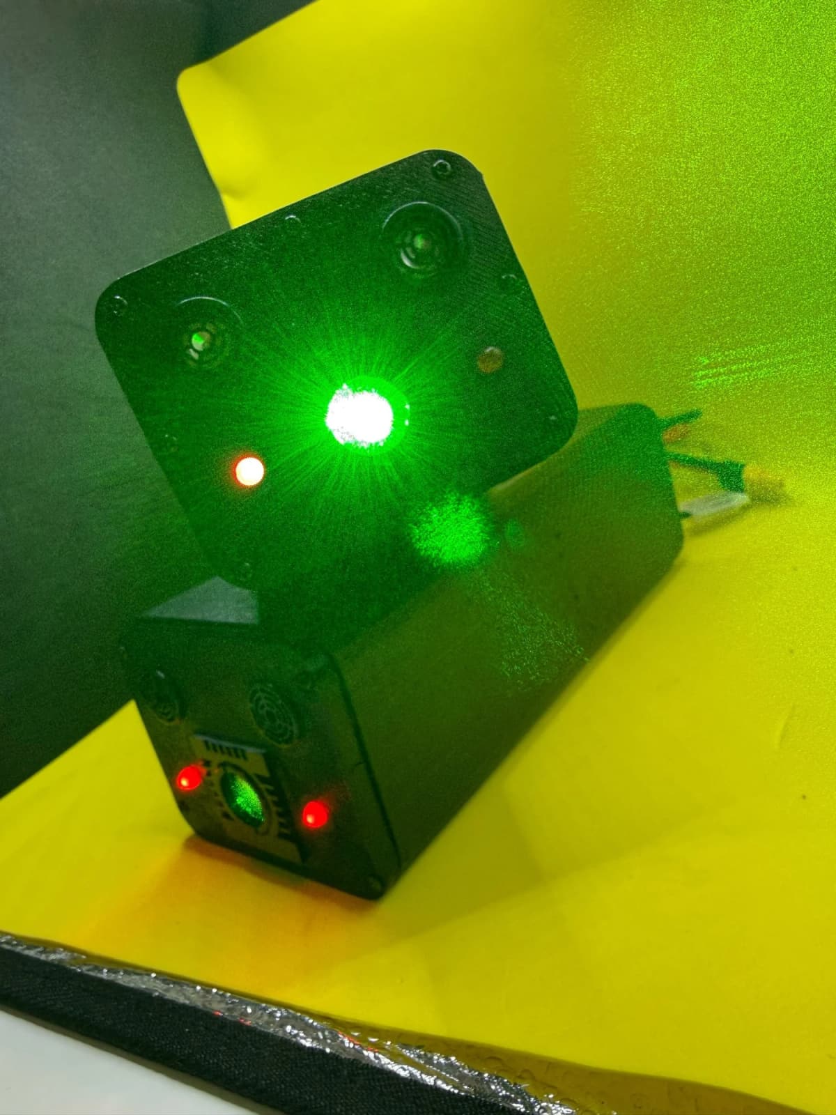 Laser Ciclope acceso: laser verde e LED stroboscopici
