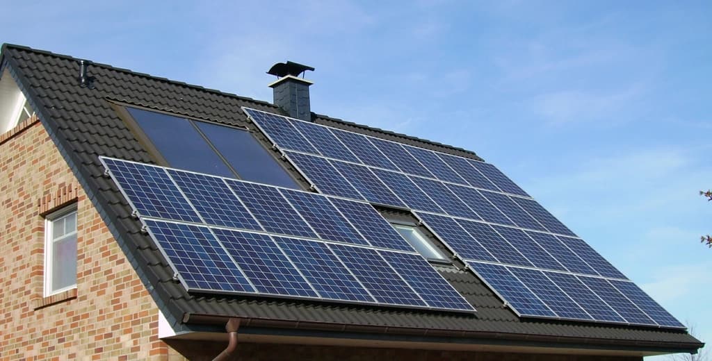 Pannelli fotovoltaici su un tetto residenziale