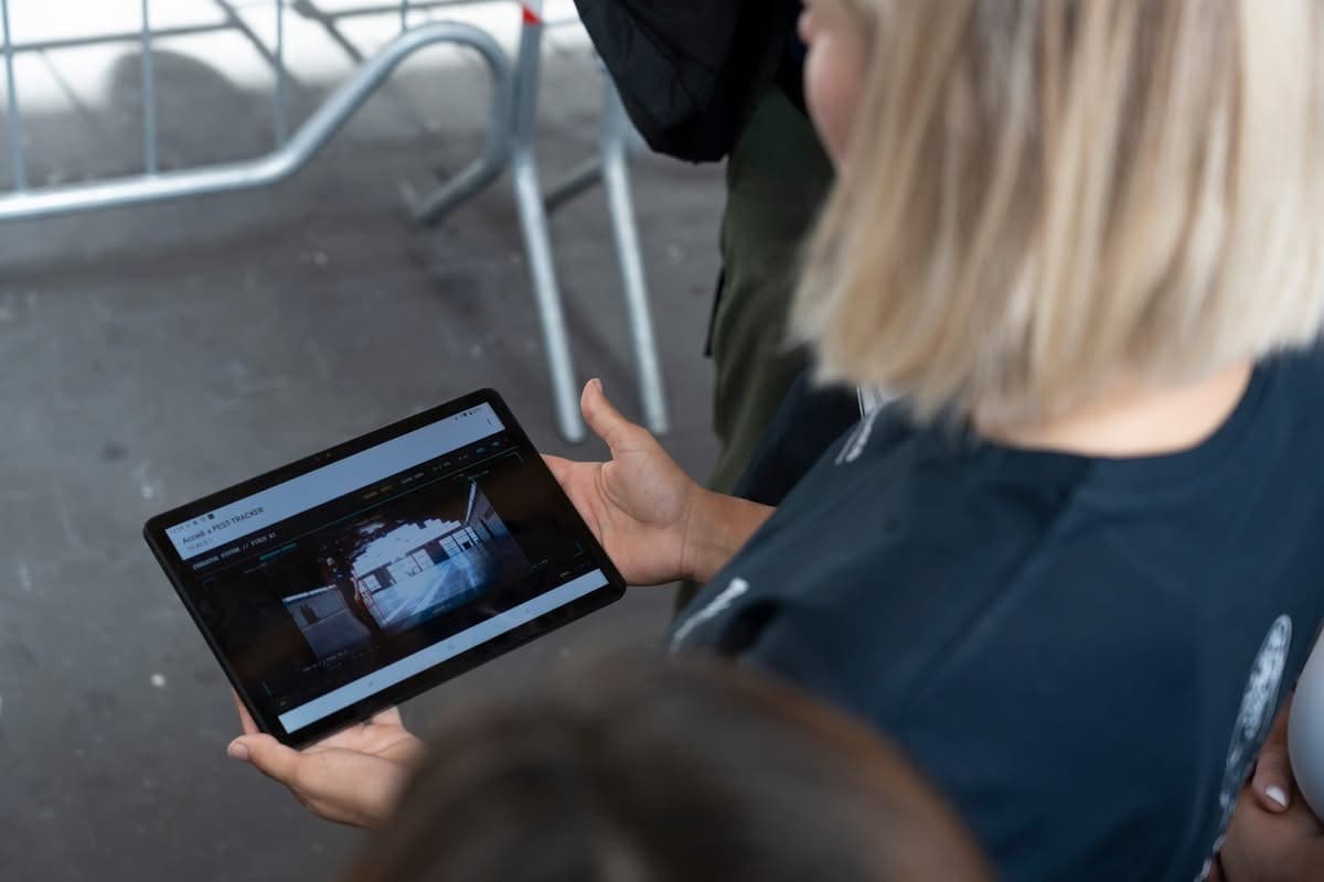 Visione in diretta su tablet delle immagini di un’ispezione