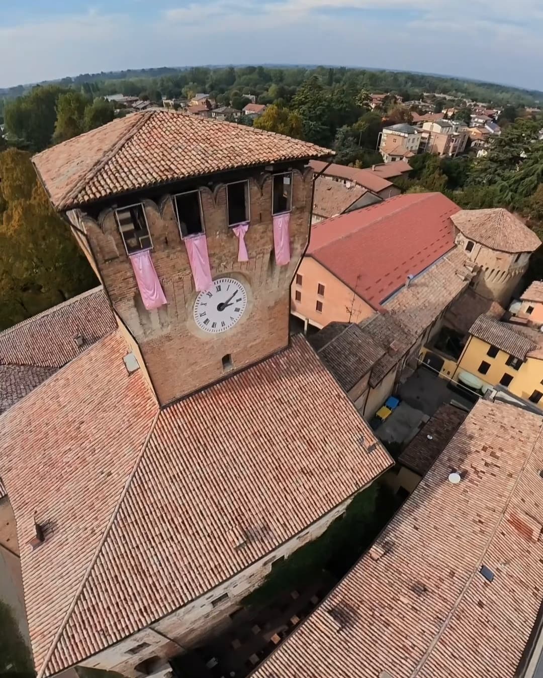 Torre civica e coperture di un castello riprese da drone